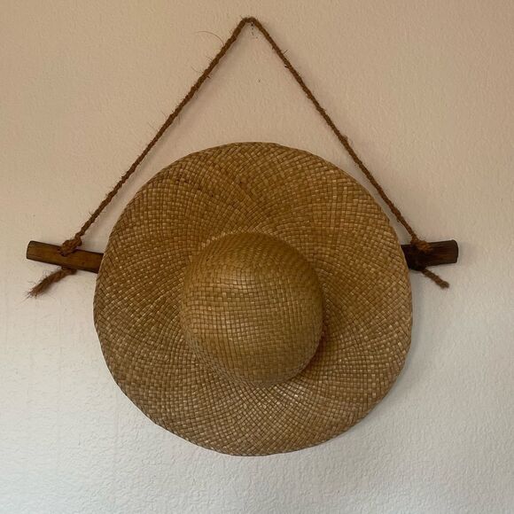 Tan beach hat - Picture 1 of 3